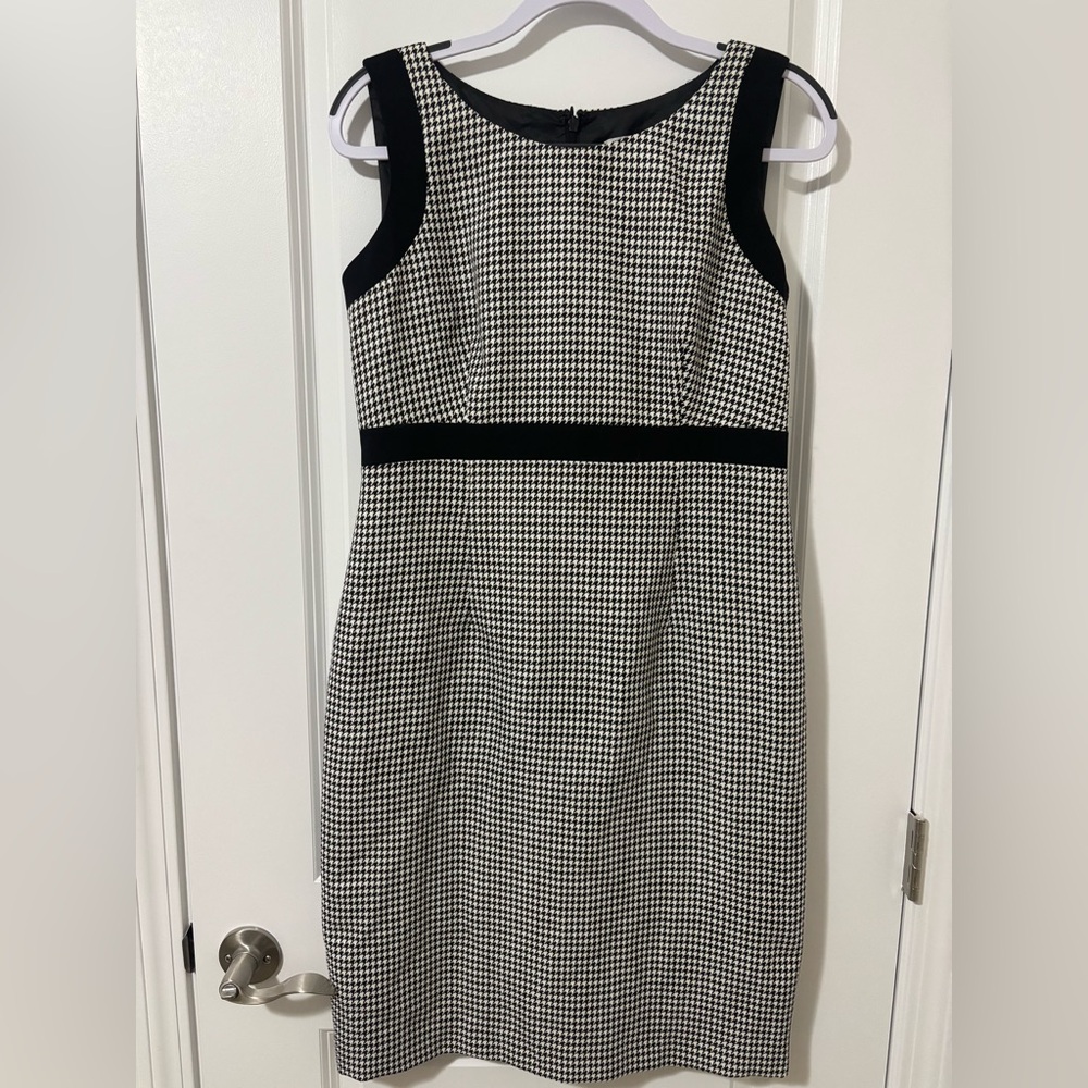 Kasper Black and White Houndstooth Sleeveless Midi Dress